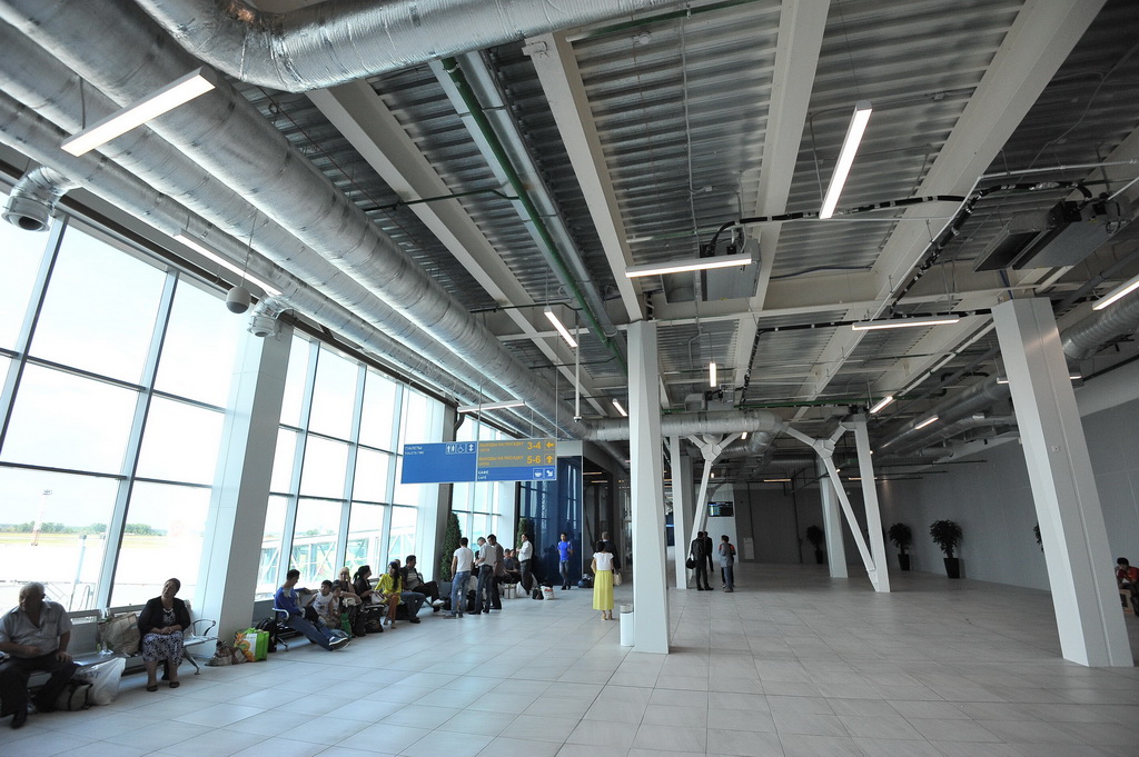 Отель в аэропорту новосибирска. Аэропорт Толмачево 2020. Аэропорт Толмачево Новосибирск Международный терминал. Аэропорт Новосибирск внутри. Гостиницы возле аэропорта Новосибирск Толмачево.